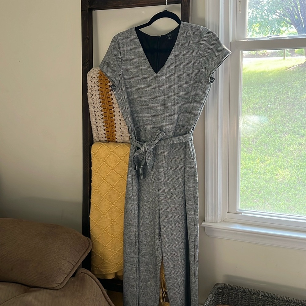 Black and white casual Ann Taylor jumpsuit- size 4P
